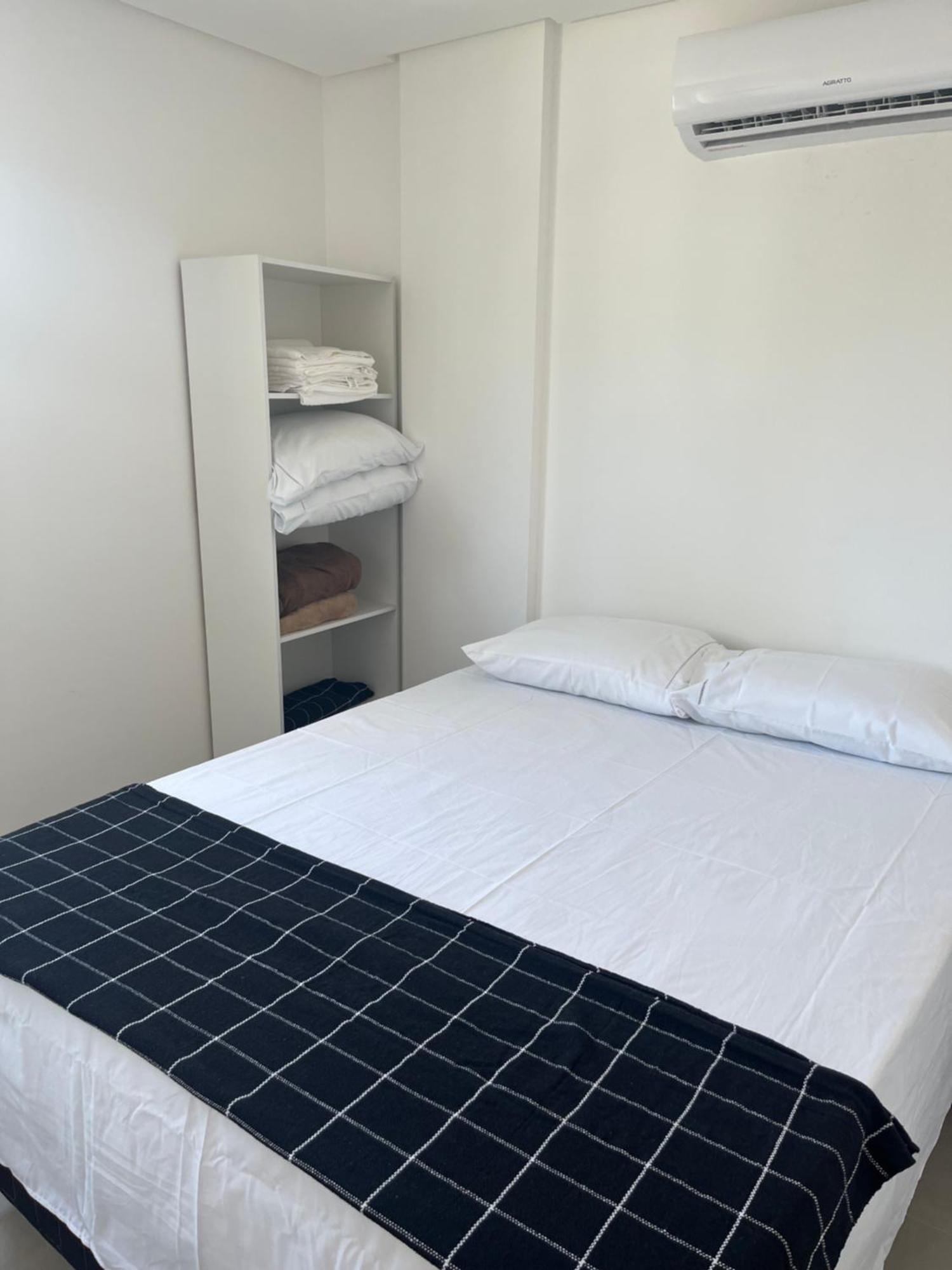 Apartamento de 1 Quarto com Varanda e Vista da Cidade.